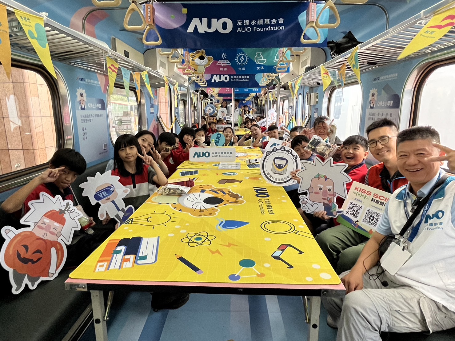 友達永續基金會參與「臺灣科普環島列車」，設計基礎科學車廂課程，以「淨零碳排和永續能源」為主題，讓學生透過創意實驗認識淨零知識，以及思考生活中的減碳行為