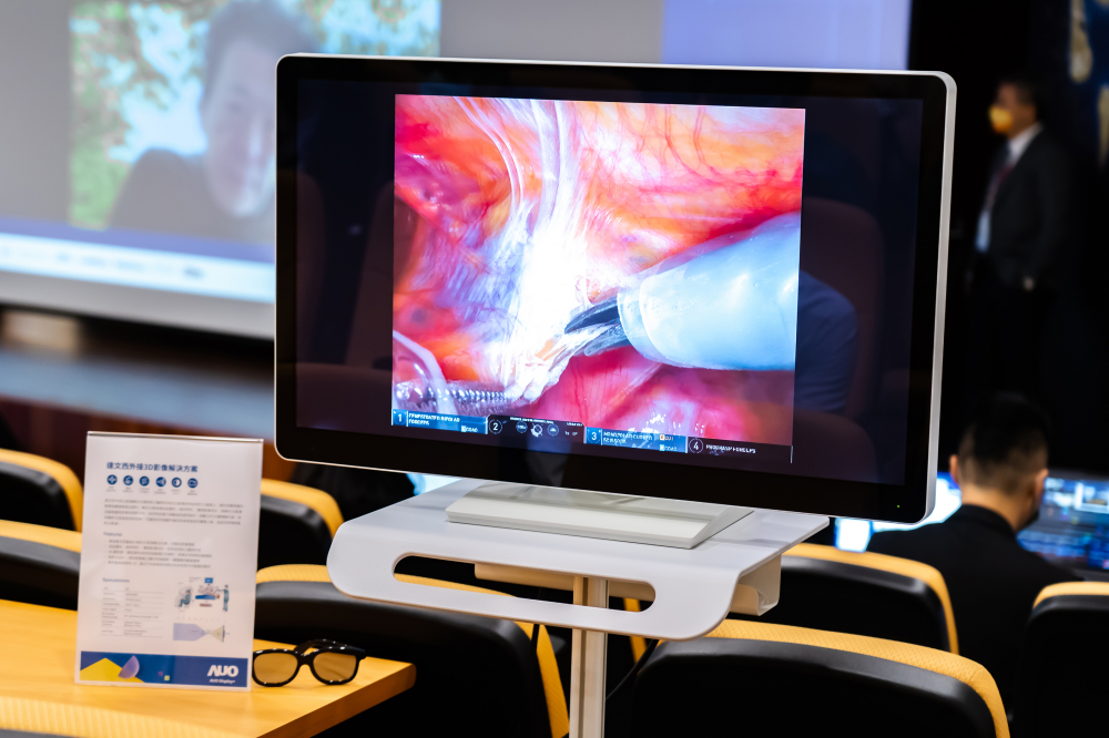 達擎於「國際大腸直腸外科論壇」中，成功導入達文西外接3D影像解決方案。透過達擎即時影像處理技術轉換為成1080p的高解析度畫質，將3D擬真畫面即時呈現於32吋4K 3D醫療顯示器
