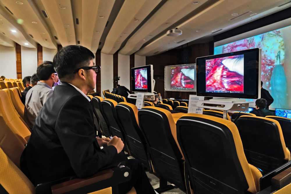達擎之「達文西外接3D影像解決方案」，將達文西手術機器手臂的3D影像即時連線轉播，在會議室觀摩的醫師們只要戴上偏光眼鏡，就能與執刀醫師看到同步的3D立體影像，如臨操作台現場，縮短達文西手術的學習曲線
