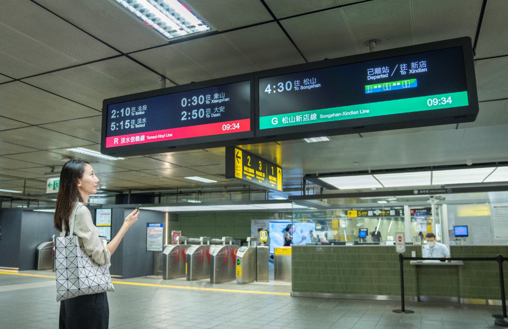 達擎TARTAN顯示器的特殊長條型比例非常適合空間與高度有限的大眾運輸場域應用，具備工業等級高品質、高亮度、高解析與高色彩飽和度等優勢，打造都會智能車站新風貌。