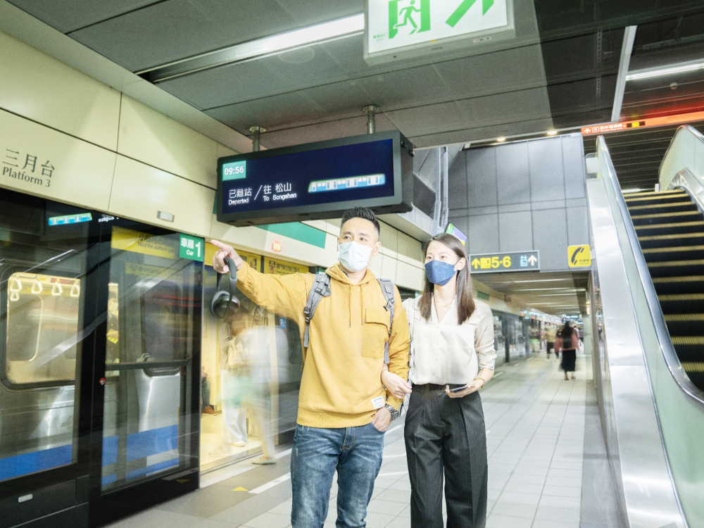 友達旗下達擎之客製化TARTAN顯示器，於台北捷運中山站亮相。以獨特長條型比例與高畫質特色，為台北捷運站帶來嶄新的都會車站風貌