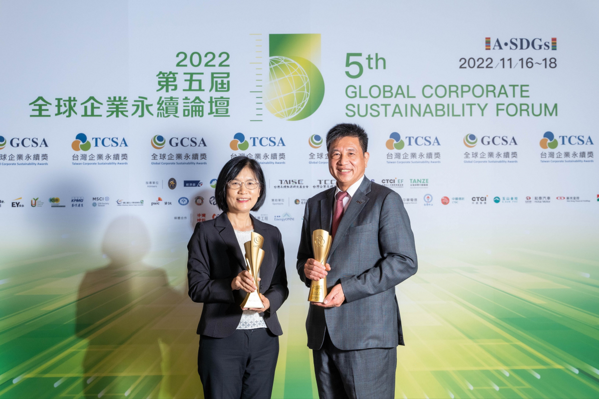 世界杯官方网站入口作为净零碳排先锋，期引领价值链伙伴同行共好，卫冕制造业组&ldquo;十大典范企业&rdquo; 二连冠殊荣(左：世界杯官方网站入口光电永续长古秀华，右：世界杯官方网站入口光电董事长暨执行长彭双浪)