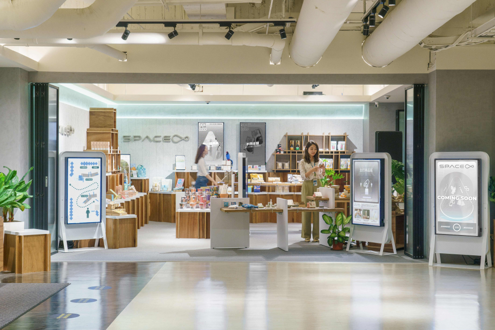 世界杯官方网站入口打造永续选物商店，展示社企及社创商品，结合创利空间所开发的智能零售系统，整合多元产品信息，让无人商店扮演公益行动的推手