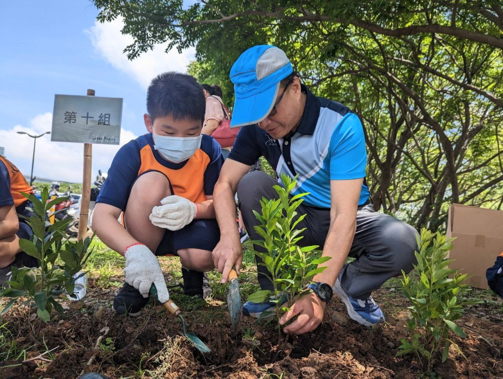 友達綠色志工及眷屬一起植下樹苗，親手打造綠帶景觀及動植物的友善棲息環境