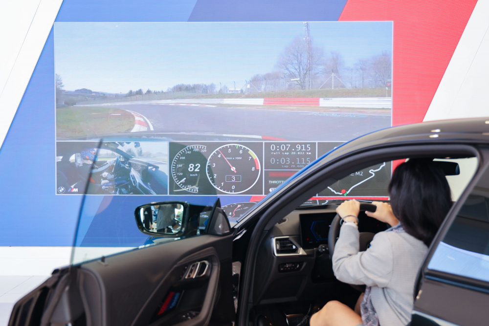 顧客按下虛擬Engine Start按鈕，啟動預選車款的引擎聲浪，螢幕同時呈現德國紐柏林賽道的試駕畫面，坐進車內一秒化身駕駛員馳騁奔騰