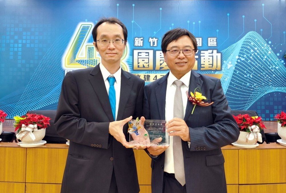 友達60吋高透明度Micro LED顯示器榮獲2023竹科創新產品獎，由友達光電顯示產品研發總部副總經理吳仰恩(左)代表領獎