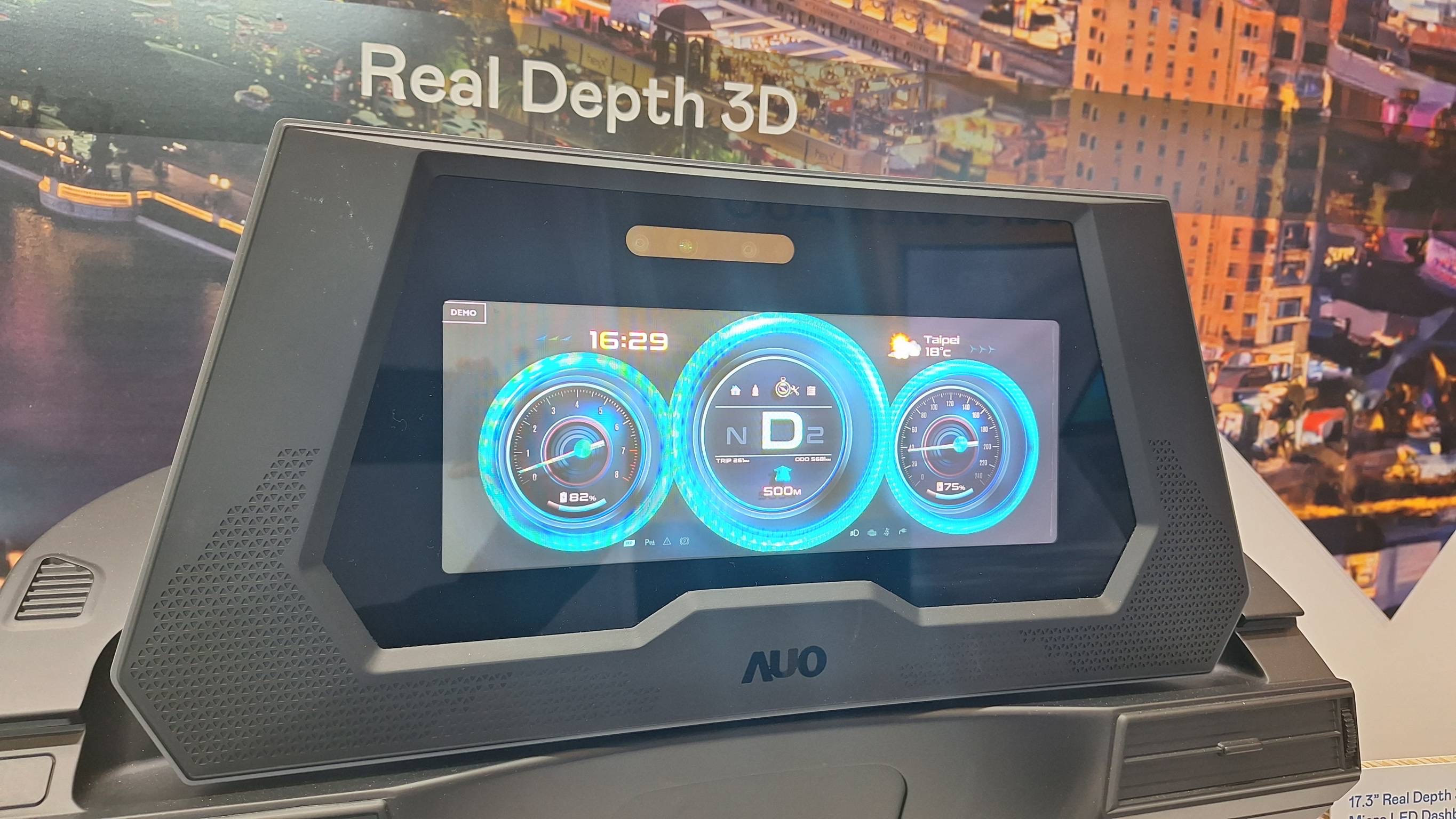 世界杯官方网站入口的「裸眼3D Micro LED仪表板」将Micro LED与LCD技术整合成17.3吋显示器，打造令人惊艳的3D效果，同时具备DMS辨识系统，可侦测驾驶行为并进行安全预警。