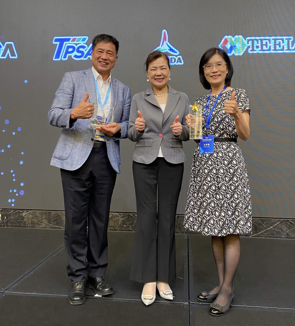 友達致力推動永續發展，於Touch Taiwan2024以3R策略貫穿Display、ESG展位實現綠色展覽目標之成果，Display展位獲綠色裝潢設計鑽質獎最高榮譽，ESG同獲金質獎殊榮。由經濟部長王美花（中）親自頒予友達光電董事長彭双浪（左）、友達光電永續長古秀華（右）