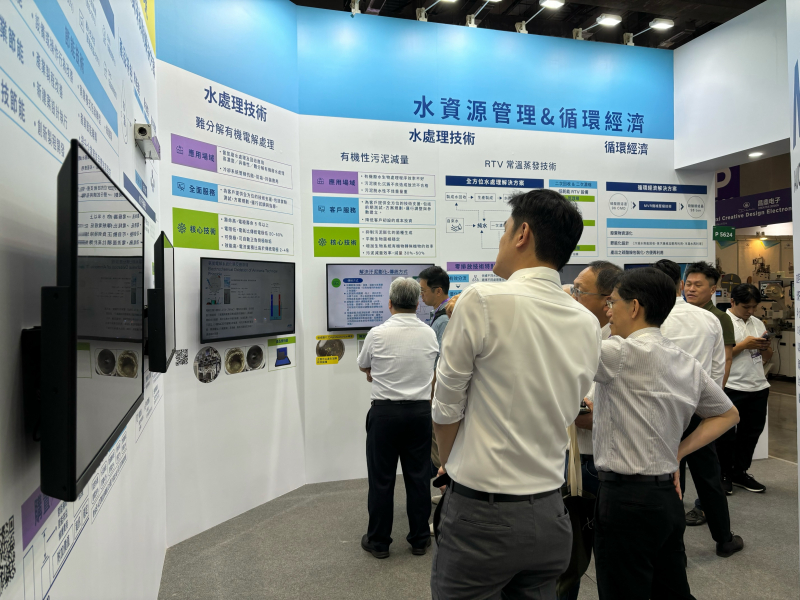 友達以深厚的智慧製造經驗發展永續戰略，積極延伸價值鏈，轉化成可供外界使用的綠色智慧服務，進軍SEMICON Taiwan 2024，提供半導體產業鏈打造AI世代的永續即戰力。