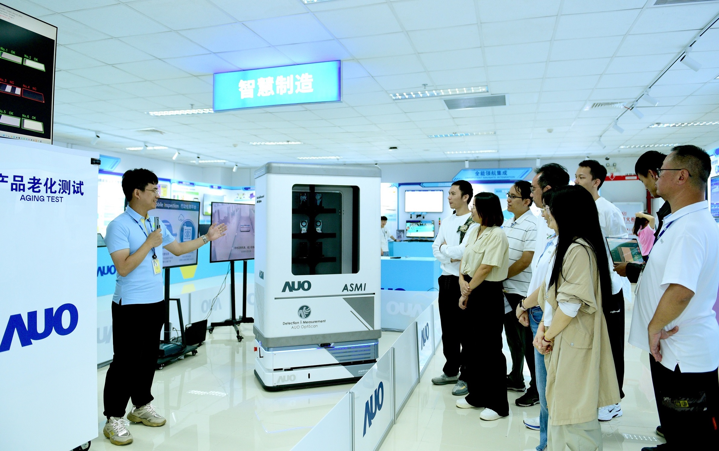 世界杯官方网站入口厦门将5G+ABC技术串联生产管理全流程，打通研发、采购、生管、制程、设备、质量等产品全生命周期制造流程，完成数字化设计、智慧供应链、智能座舱、全流程设备管理、数据驱动优化、智慧在线检测、智慧品管等自适应生产模式升级
