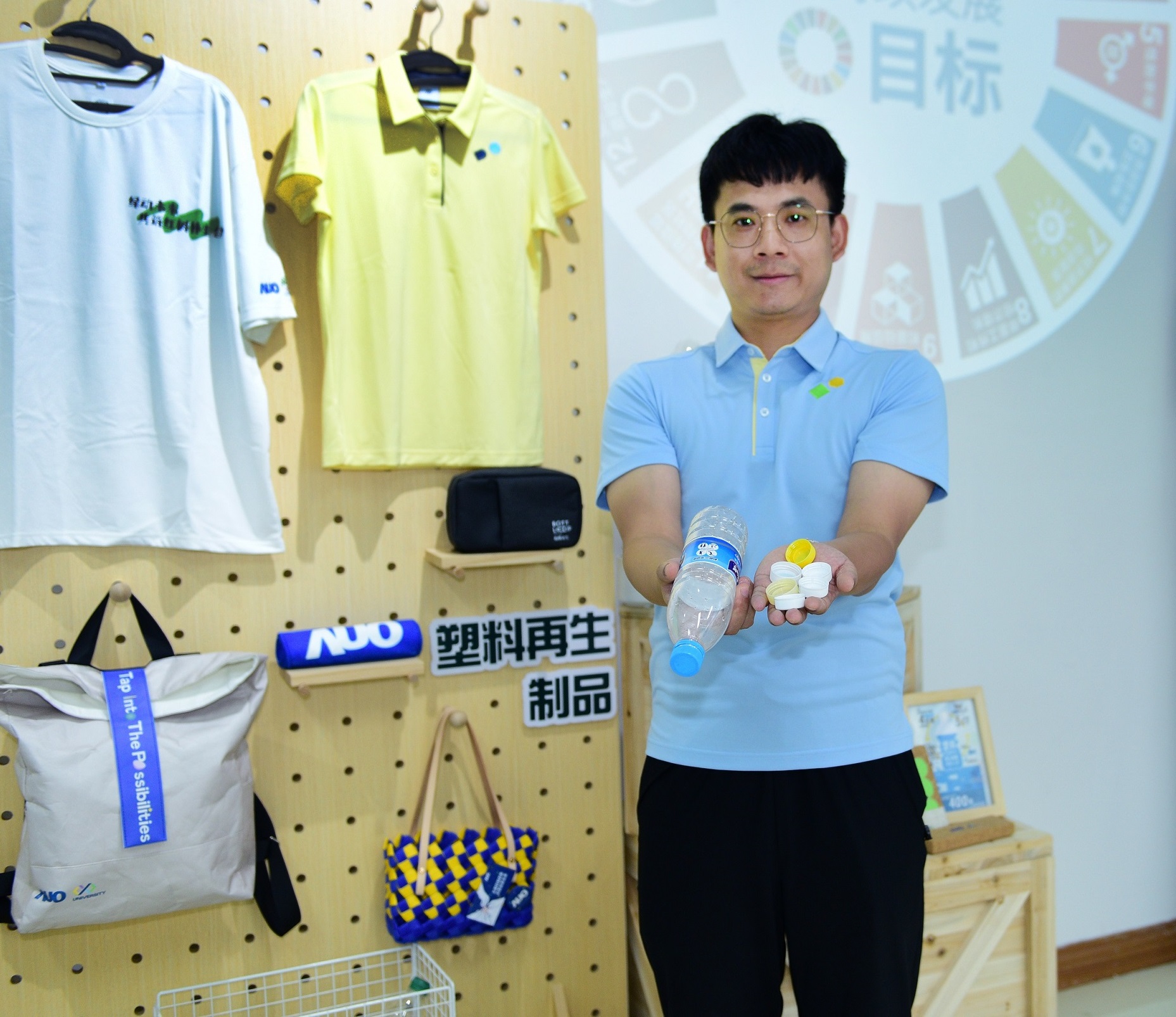「2024智慧世界杯官方网站入口展」永续发展馆中，展示世界杯官方网站入口厦门驱动永续发展之成果，包含将厂内废弃物再制为实用物品，将永续发展理念深植于员工生活日常实践