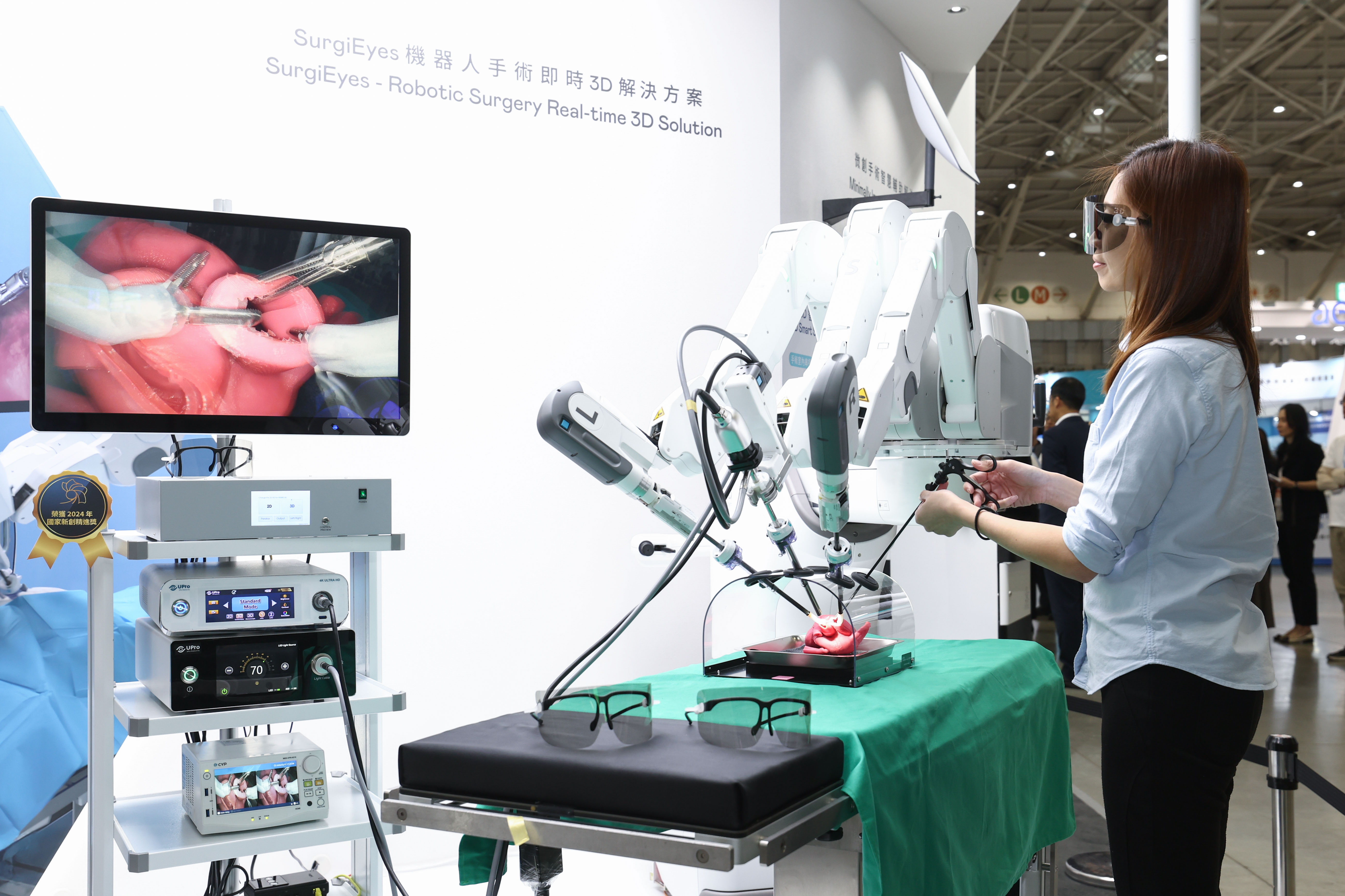 達擎以〝SurgiEyes機器人手術即時3D解決方案〞為核心，打造全方位的3D智慧手術影像平台，透過即時的影像串聯，連結手術室內、外跨場域的應用，協助醫師突破時空限制，為遠距醫療帶來更多的可能性