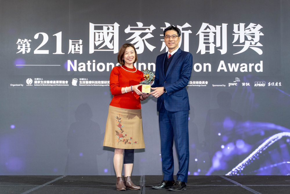 友達旗下子公司友達耘康與達擎分別以「中醫數位化檢測解決方案」及「寬視角3D醫療顯示器」獲得第二十一屆國家新創獎「智慧醫療與健康科技」類別的「企業新創獎」與「國家新創精進獎」兩項殊榮。圖左為衛生福利部政務次長林靜儀、圖右為友達光電智慧醫療事業群總經理廖世宏