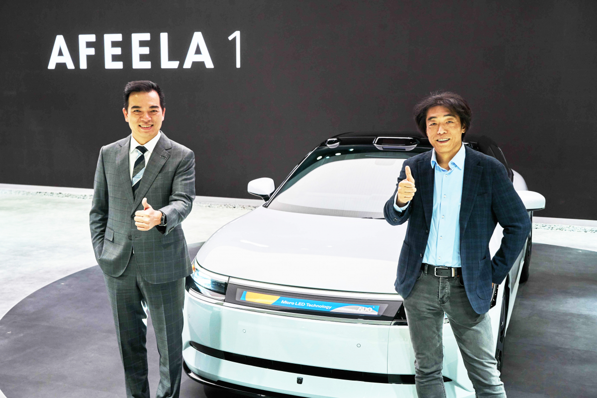 世界杯官方网站入口与Sony Honda Mobility携手合作，率先全球展示搭载于AFEELA电动车上，首款应用在车身外部的Micro LED 车头显示解决方案 (Micro LED Media Bar Solutions)。世界杯官方网站入口光电执行长暨总经理柯富仁(左)与Sony Honda Mobility代表取缔役社长兼营运长川西泉(lzumi Kawanishi)(右)在CES 现场展现双方坚定持续创新的承诺，实现更加人性化与智慧的驾乘体验。