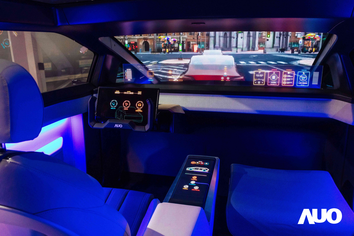 友達新一代智慧座艙Smart Cockpit 2025的Micro LED創新顯示應用中，47.5吋無界透明顯示介面與14.3吋多變形態中控顯示，兩項產品獲得2025智慧顯示應用大賞的智慧移動獎，提供全新的人機互動體驗