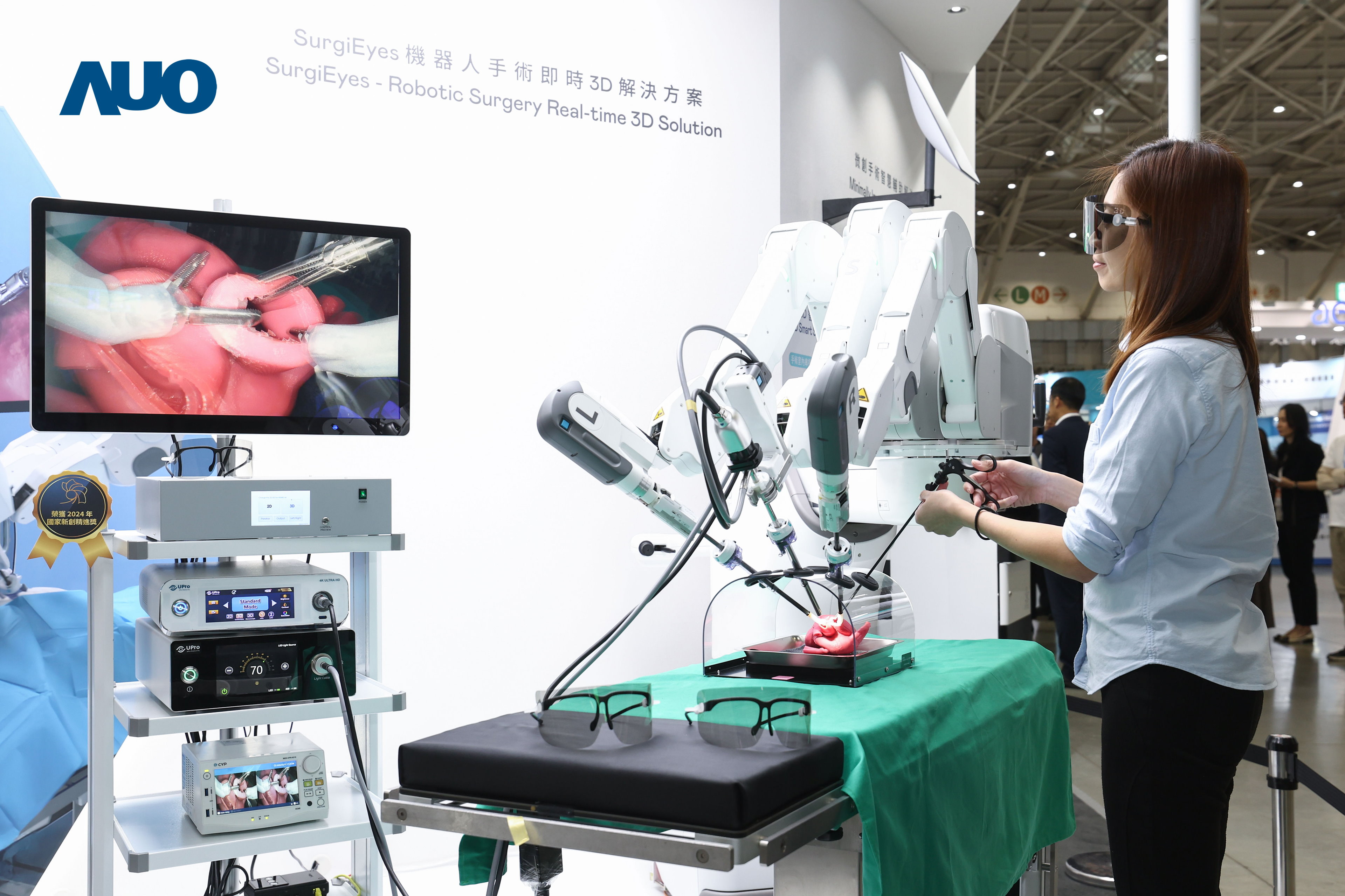 达擎以领先的3D显示技术推出〝SurgiEyes机器人手术实时3D解决方案〞，整合先进3D图像处理与独家3D垂直宽视角、广色域的显示技术，手术团队可实时同步主刀医师视角看到清晰3D影像，提升沟通效率与安全性。