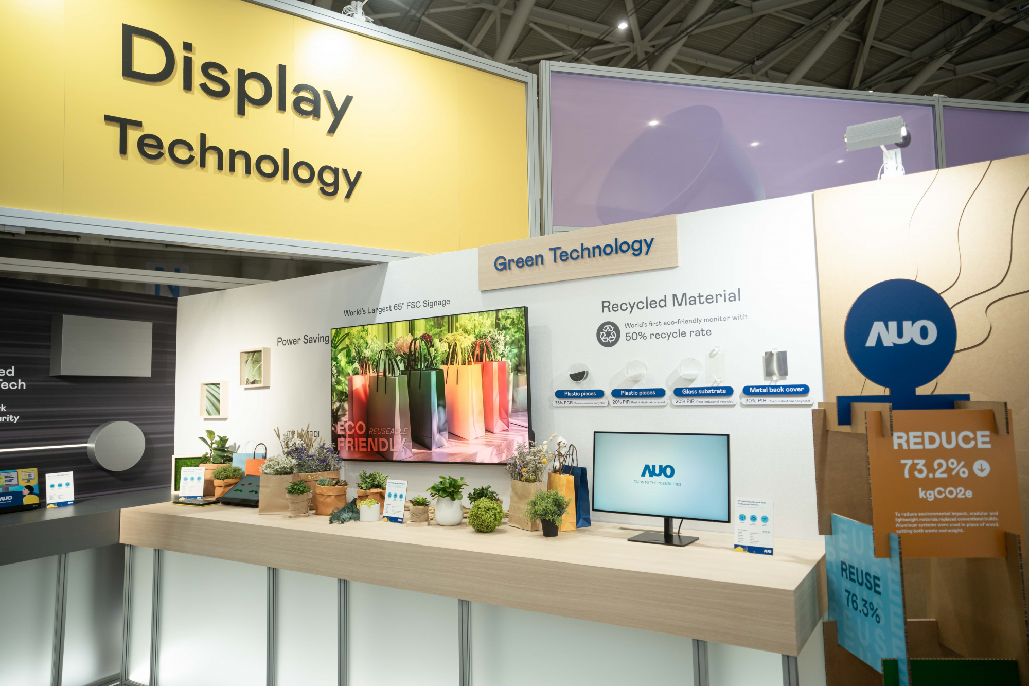 友達Touch Taiwan 2025雙展位再度獲etouch 綠色裝潢設計獎肯定；智慧顯示展位以鋁製模組系統取代傳統木作施作，並在相關裝潢物與設計使用可回收、可重複使用的材料，體現低碳與循環精神。