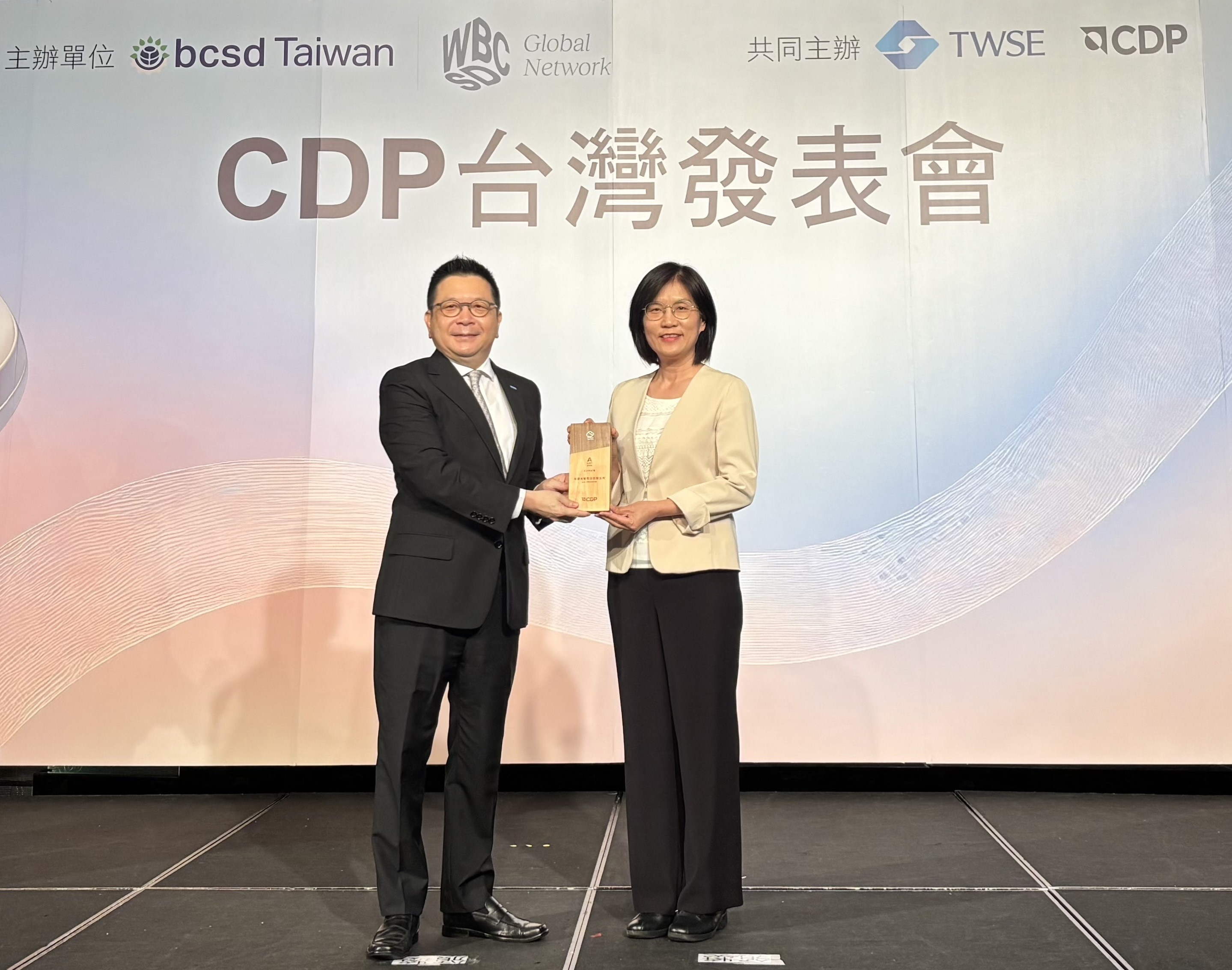 友達永續成果再獲國際評比肯定，獲頒CDP氣候與水資源雙項領導力評級。今由臺灣證券交易所董事長林修銘（左）頒獎，友達光電永續長古秀華（右）代表受獎