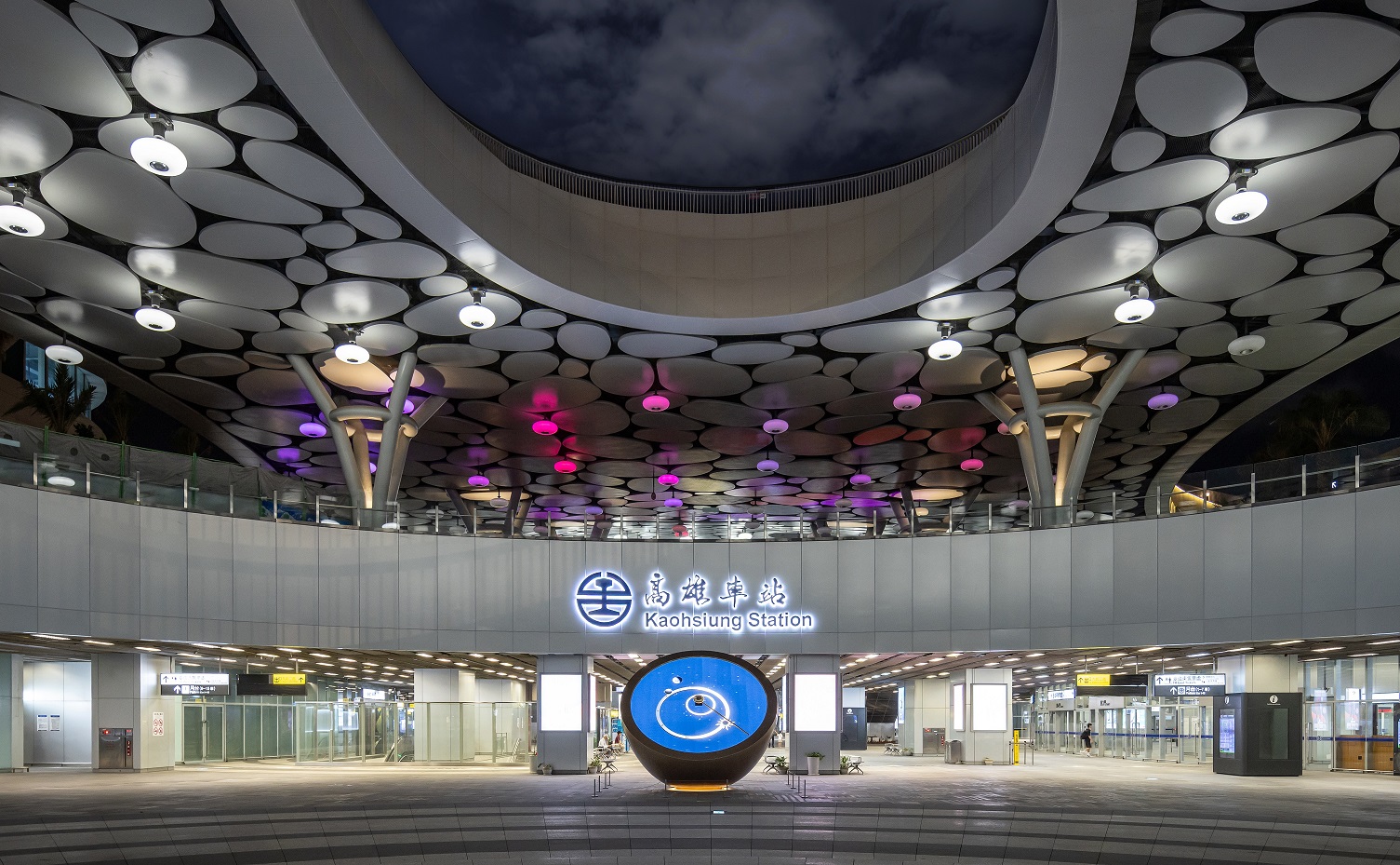 創利空間參與《高雄車站共感空間》公共藝術計畫，擔任視覺科技整合夥伴。於「看時間」天文鐘作品中提供技術指導，整合圓形LED鐘面與鐘體結構，在時間、天象星盤與空間氛圍間生動展演