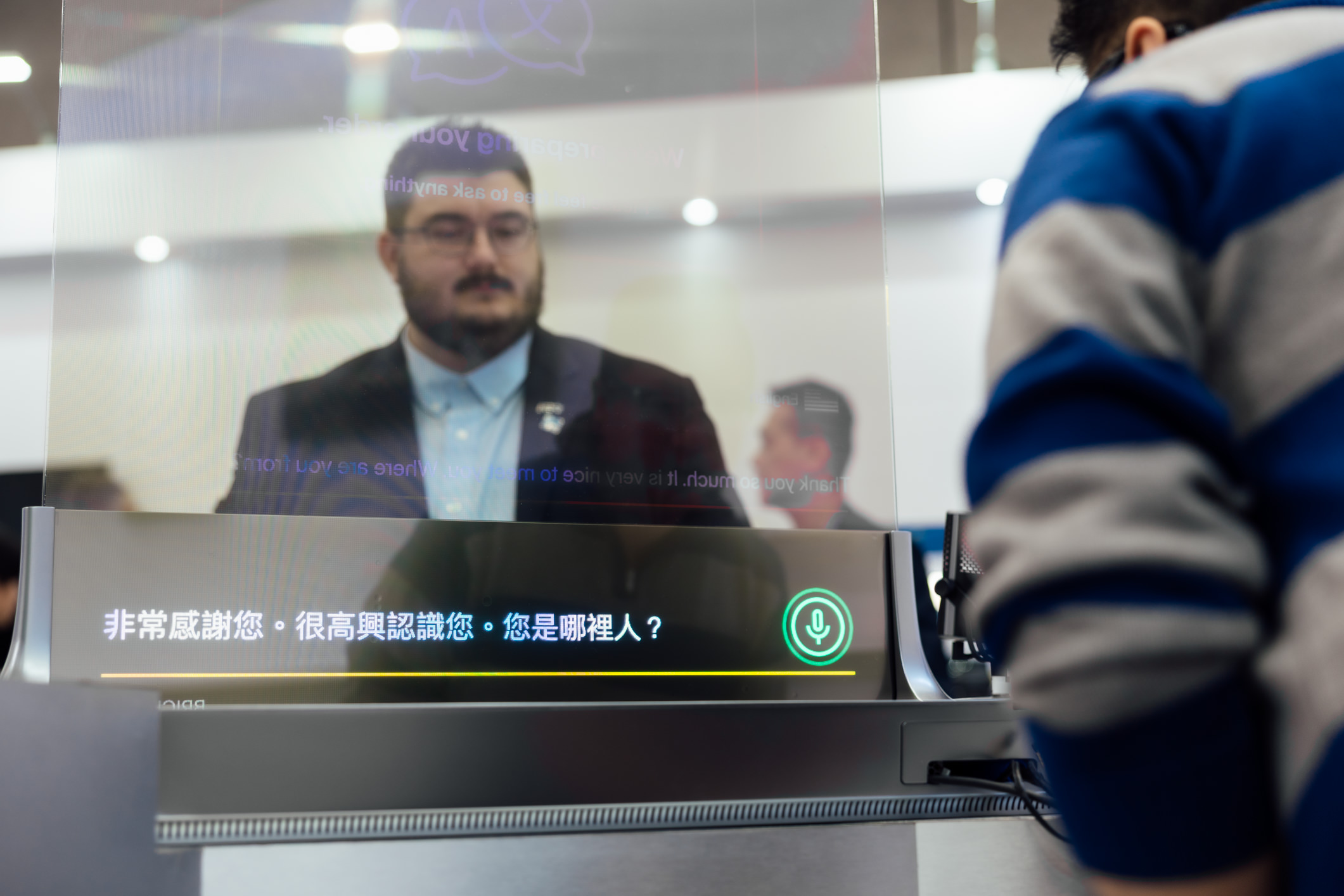 达擎42吋多语系AI互动翻译系统，可支持实时多国语言翻译，协助消费者与服务人员沟通无障碍，并保留自然眼神与表情互动，提升国际性零售场域的服务质量。