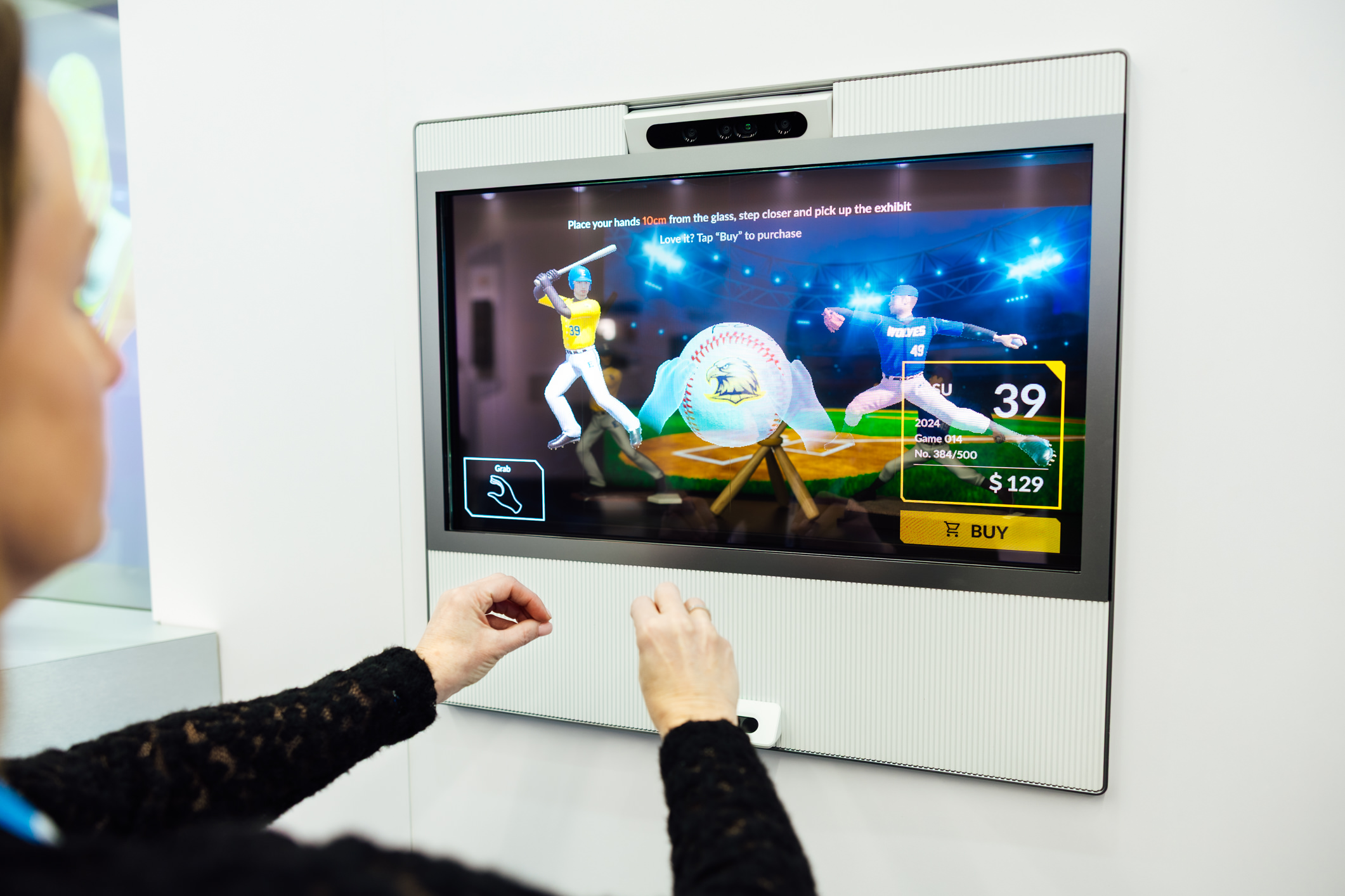 达擎30吋Interactive AR Box则透过3D呈现商品及数字信息，并整合人脸、手势感应技术创造互动，适用高端与限量商品展示，消费者可隔空旋转、放大商品细节，无需接触实品也能感受接近实物的细腻探索。