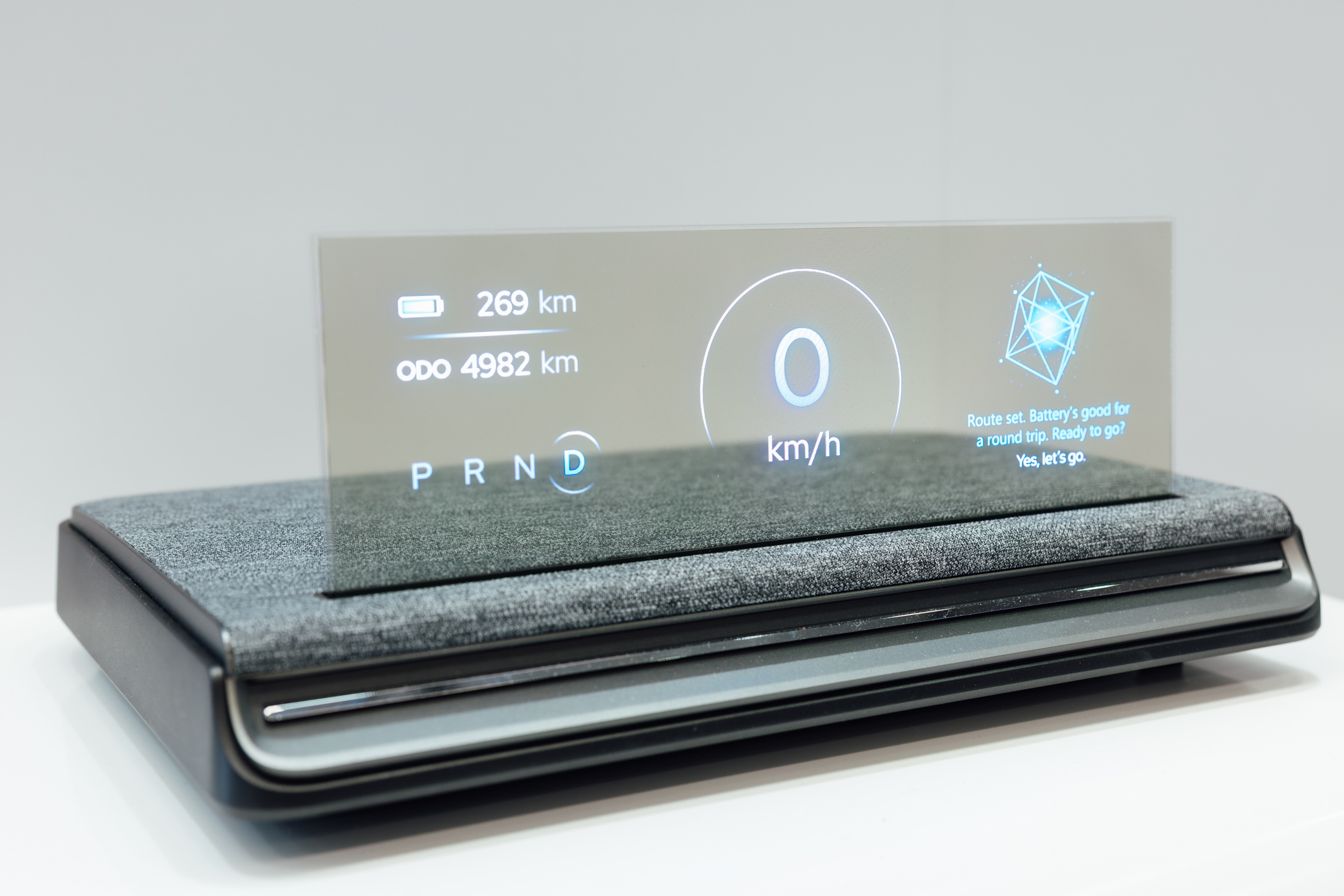 全球首款Aero Module透明Micro LED显示器模块外观轻盈通透，可与数字内容完美融合，提供动态显示、先进控制、个人化沉浸感受。